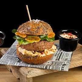Hamburger di Manzo Danese con pane integrale, spinaci baby, nocciole tostate, tuorlo marinato e maionese al pepe rosa e senape Hamburger di Manzo Danese con pane integrale, spinaci baby, nocciole tostate, tuorlo marinato e maionese al pepe rosa e senape